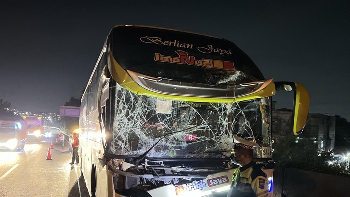 Kecelakaan yang melibatkan bus PO Berlian di Tol Gayamsari, Kecamatan Gayamsari, Kota Semarang, Minggu (18/5/2025). Kecelakaan yang melibatkan bus PO Berlian di Tol Gayamsari, Kecamatan Gayamsari, Kota Semarang, Minggu (18/5/2025).