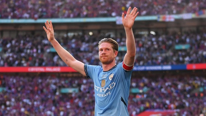  Kevin De Bruyne of Manchester City acknowledges the fans following the Emirates FA Cup Final match between Crystal Palace and Manchester City at Wembley Stadium on May 17, 2025 in London, England. (Photo by Mike Hewitt/Getty Images)