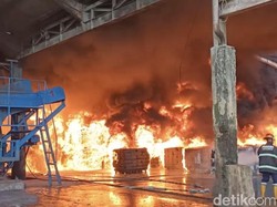 Penampakan Kebakaran Pabrik Karet di Padang Belum Padam Meski Sudah 9 Jam