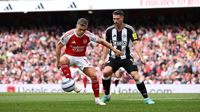 LONDON, ENGLAND - MAY 18: Leandro Trossard of Arsenal controls the ball under pressure from Fabian Schaer of Newcastle United during the Premier League match between Arsenal FC and Newcastle United FC at Emirates Stadium on May 18, 2025 in London, England. (Photo by Stuart MacFarlane/Arsenal FC via Getty Images)