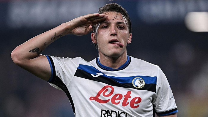 GENOA, ITALY - MAY 17: Mateo Retegui of Atalanta BC celebrates his goal during the Serie A match between Genoa CFC and Atalanta BC at Stadio Luigi Ferraris on May 17, 2025 in Genoa, Italy. (Photo by Image Photo Agency/Getty Images)