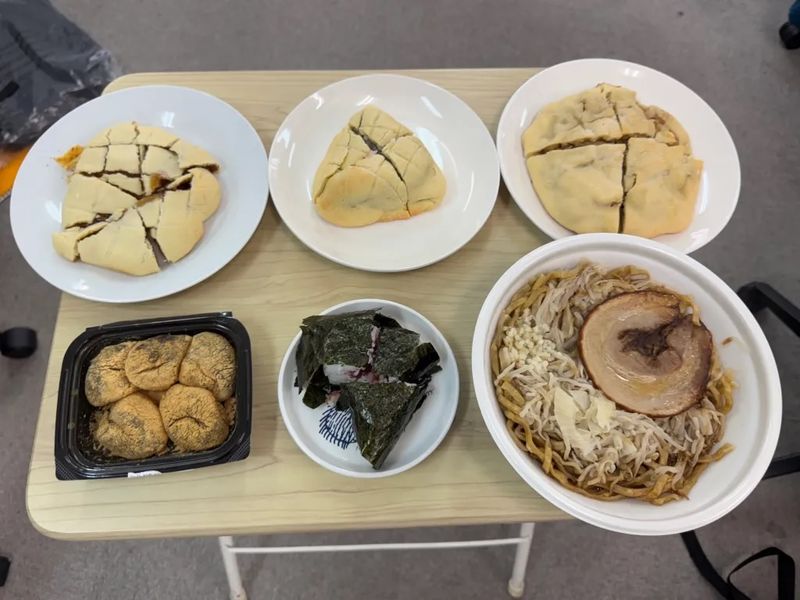 melonpan unik terbuat dari isian onigiri, warabimochi, dan ramen babi