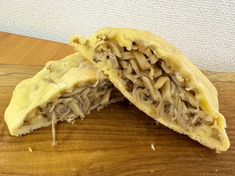 melonpan unik terbuat dari isian onigiri, warabimochi, dan ramen babi