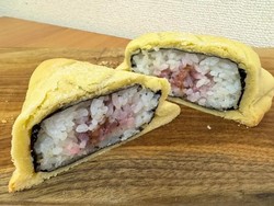 Kreasi Gila Melonpan Berisi Onigiri dan Ramen Babi yang Bikin Penasaran