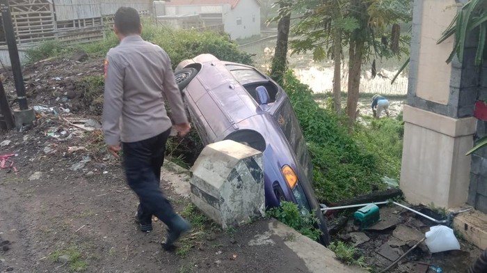 Mobil adu warung di Garut Mobil adu warung di Garut