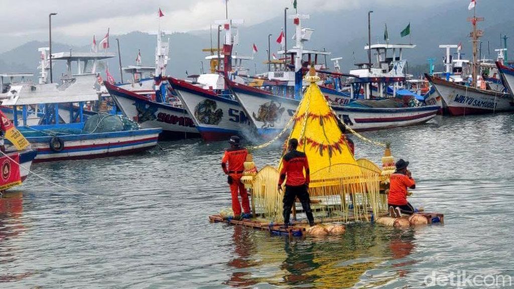 Nelayan Prigi Trenggalek Gelar Larung Sembonyo Nelayan Prigi Trenggalek Gelar Larung Sembonyo