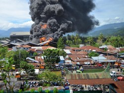 Video: Kebakaran Pabrik Karet di Padang, Asap Tebal Membubung Tinggi