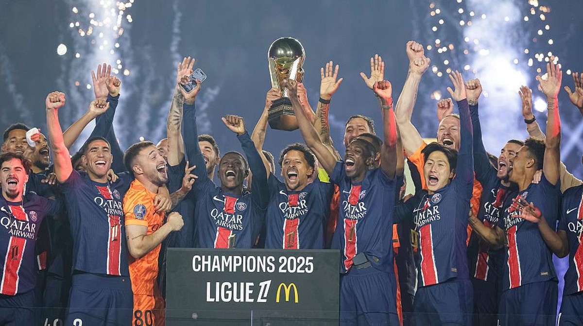 Pemain PSG mengangkat trofi juara Ligue 1 2024/2025. (Foto: Antonio Borga/Eurasia Sport Images/Getty Images)