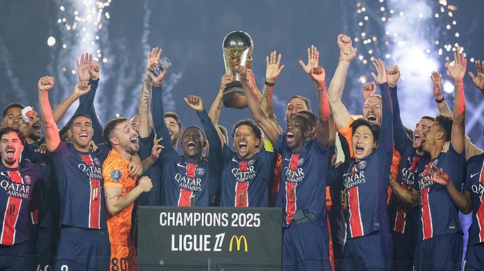 paris saint-germain psg juara paris saint-germain juara liga prancis ligue 1 ligue 1 2024/2025 PARIS, FRANCE - MAY 17: Marcos Correa of Paris Saint Germain (C) rises the France Ligue 1 2025 winners trophy with his teammates during the France Ligue 1 match between Paris Saint-Germain FC and AJ Auxerre at Parc des Princes on May 17, 2025 in Paris, France. (Photo by Antonio Borga/Eurasia Sport Images/Getty Images)