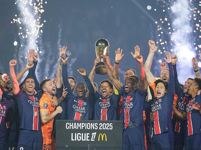 PARIS, FRANCE - MAY 17: Marcos Correa of Paris Saint Germain (C) rises the France Ligue 1 2025 winners trophy with his teammates during the France Ligue 1 match between Paris Saint-Germain FC and AJ Auxerre at Parc des Princes on May 17, 2025 in Paris, France. (Photo by Antonio Borga/Eurasia Sport Images/Getty Images)