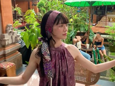 7 Gaya Park Gyu Young Liburan di Bali, Melokal Pakai Gaun hingga Celana Batik