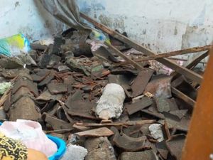 Atap Rumah Warga Randusari Semarang Roboh Diterjang Hujan Lebat Atap Rumah Warga Randusari Semarang Roboh Diterjang Hujan Lebat