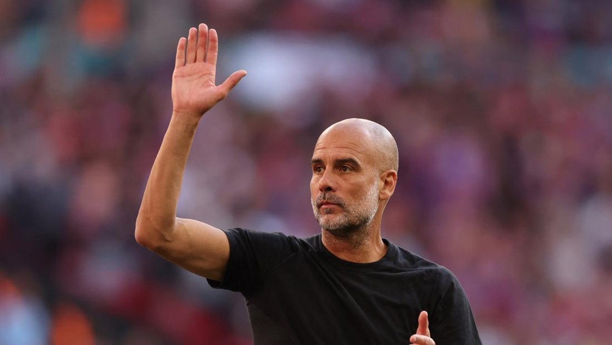 Manajer Manchester City Pep Guardiola beri selamat kepada Crystal Palace (Foto: REUTERS/David Klein)