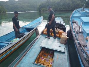 Polda Sulteng Gagalkan Penyelundupan 2,2 Ton Solar Ilegal ke Maluku Utara Polda Sulteng Gagalkan Penyelundupan 2,2 Ton Solar Ilegal ke Maluku Utara