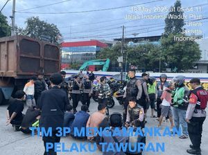 Polisi Tangkap 10 Pemuda Tawuran di Jakut, Celurit hingga Molotov Disita Polisi Tangkap 10 Pemuda Tawuran di Jakut, Celurit hingga Molotov Disita
