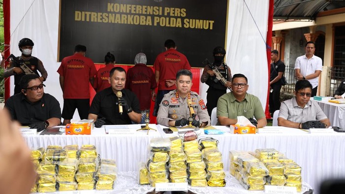 Polda Sumut menggelar pertemuan pers pengungkapan 100 kilogram sabu. Polda Sumut menggelar pertemuan pers pengungkapan 100 kilogram sabu.