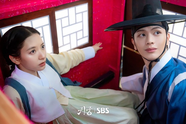 Potret Bona dan Yook Sung Jae di drama 'The Haunted Palace'