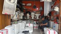 Potret Penjual Kloset Bekas di Kawasan Jaksel