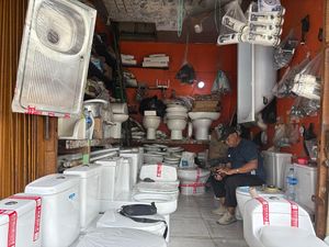Potret Penjual Kloset Bekas di Kawasan Jaksel Potret Penjual Kloset Bekas di Kawasan Jaksel