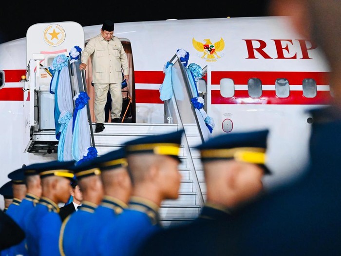 Prabowo Tiba di Thailand Presiden Prabowo Subianto tiba di Bangkok, Thailand, dalam rangka kunjungan resmi kenegaraan, Sabtu (17/5). Prabowo di Bangkok akan berjumpa dengan Raja Thailand Maha Vajiralongkorn dan Perdana Menteri Thailand Paetongtarn Shinawatra.