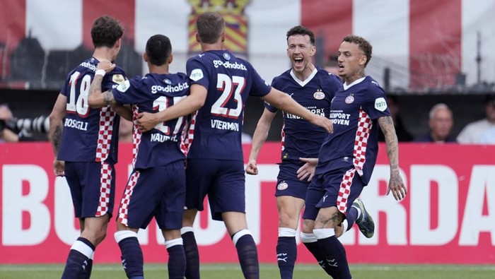 ROTTERDAM, NETHERLANDS - MAY 18: Ivan Perisic of PSV celebrates 0-1 with Noa Lang of PSV, Joey Veerman of PSV, Olivier Boscagli of PSV, Mauro Junior of PSV  during the Dutch Eredivisie  match between Sparta v PSV at the Sparta Stadium Het Kasteel on May 18, 2025 in Rotterdam Netherlands (Photo by Photo Prestige/Soccrates/Getty Images)