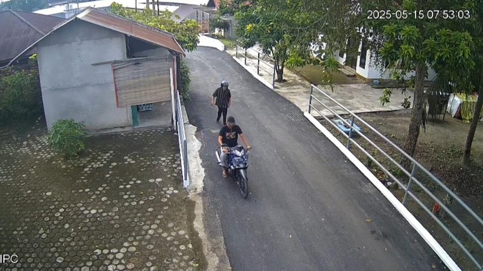 Rekaman CCTV di saat motor kakek di Jambi dibawa kabur lelaki akal-akalan menumpang