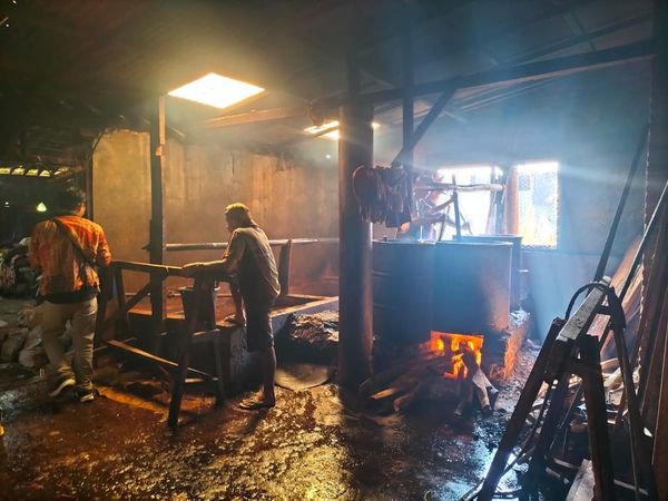 Potret Bikin Daster Emak-emak yang Tak Mudah di Tengah Ancaman Banjir Rob