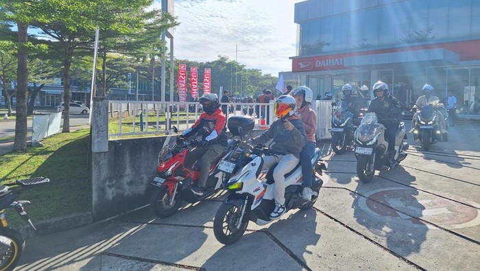 Sejumlah komunitas kendaraan hadir meramaikan konvoi di jadwal Daihatsu Kumpul Sahabat Kabupaten Tangerang, hari ini. Sejumlah komunitas kendaraan hadir meramaikan konvoi di jadwal Daihatsu Kumpul Sahabat Kabupaten Tangerang, hari ini.