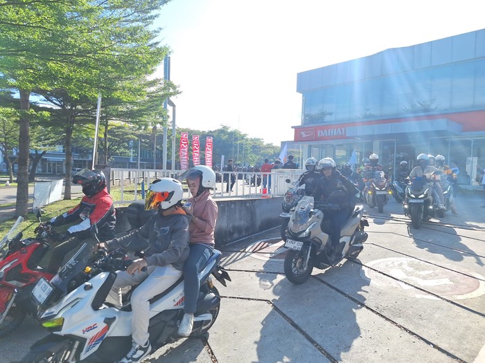 Sejumlah komunitas kendaraan hadir meramaikan konvoi di program Daihatsu Kumpul Sahabat Kabupaten Tangerang, hari ini. Sejumlah komunitas kendaraan hadir meramaikan konvoi di program Daihatsu Kumpul Sahabat Kabupaten Tangerang, hari ini.