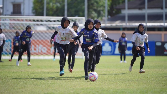 Soccer Challenge Momen pertandingan final KU10 MilkLife Soccer Challenge - Solo 2025 antara SD Al
Azhar Syifa Budi kontra MIN 9 Sragen yang tersaji di Stadion Mini Surakarta Minggu (18/5).
Syarafana Maritza Anggara menjadi Top Scorer dengan mengumpulkan 30 gol.