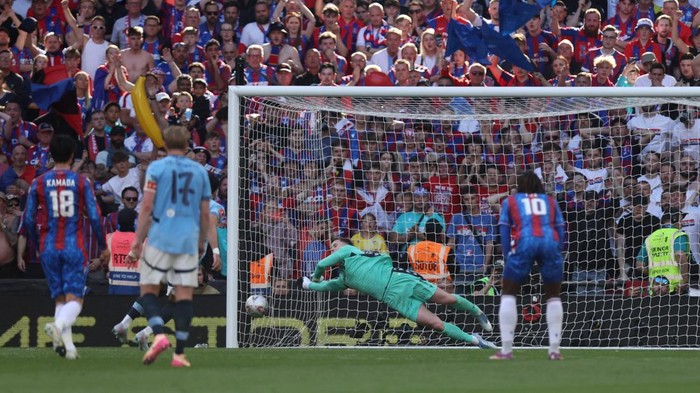 Soccer Football - FA Cup - Final - Crystal Palace v Manchester City - Wembley Stadium, London, Britain - May 17, 2025 Manchester Citys Omar Marmoush has his shot saved by Crystal Palaces Dean Henderson from the penalty spot REUTERS/David Klein