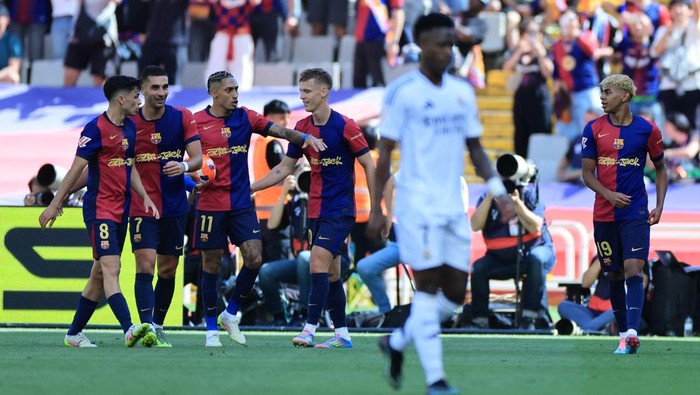 Soccer Football - LaLiga - FC Barcelona v Real Madrid - Estadi Olimpic Lluis Companys, Barcelona, Spain - May 11, 2025 FC Barcelonas Raphinha celebrates scoring a goal with team mates REUTERS/Nacho Doce