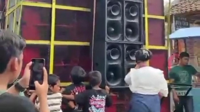 Sound horeg jatuh di Bondowoso Penonton arak-arakan sound horeg (baju putih) sebelum tertimpa di Bondowoso