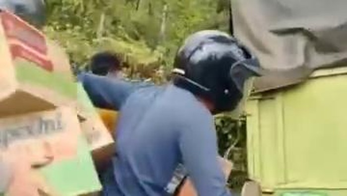 Tangkap layar video trend warga jarah mie instan dari truk yang mengalami kecelakaan di Banyuasin.