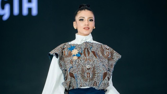 Highlight Dunia Hiburan InsertLive : Rumah Atalarik Syah Sengketa, 7 Foto Tsania Marwa Eks Istri Dulu Diusir Kini Makin Moncer