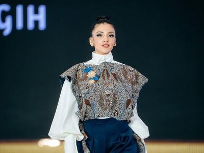 Lenggak-lenggok Tsania Marwa di Atas Catwalk