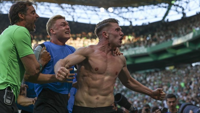 viktor gyokeres sporting cp liga portugal LISBON, PORTUGAL - MAY 17: Viktor Gyokeres of Sporting CP celebrates scoring Sporting CP second goal during the Liga Portugal Betclicmatch between Sporting Clube de Portugal and Vitoria SC at Estadio Jose Alvalade on May 17, 2025 in Lisbon, Portugal. (Photo by Carlos Rodrigues/Getty Images)