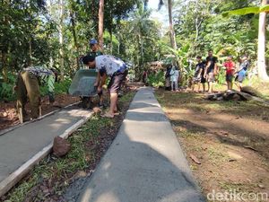 Kompaknya Warga Panyingkiran Bangun Jalan dari Dana Perelek Kompaknya Warga Panyingkiran Bangun Jalan dari Dana Perelek