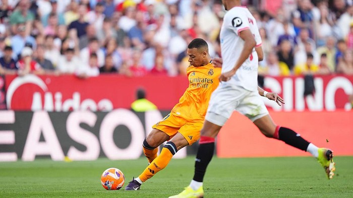 2215758911 SEVILLE, SPAIN - MAY 18: Kylian Mbappe of Real Madrid scores his teams first goal during the LaLiga match between Sevilla FC and Real Madrid CF at Estadio Ramon Sanchez Pizjuan on May 18, 2025 in Seville, Spain. (Photo by Angel Martinez/Getty Images)