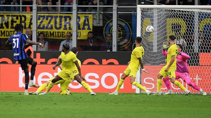 MILAN, ITALY - MAY 18: Yann Bisseck of Inter scores an opening goal during the Serie match between Inter and Lazio at Stadio Giuseppe Meazza on May 18, 2025 in Milan, Italy. (Photo by Marco Rosi - SS Lazio/Getty Images)