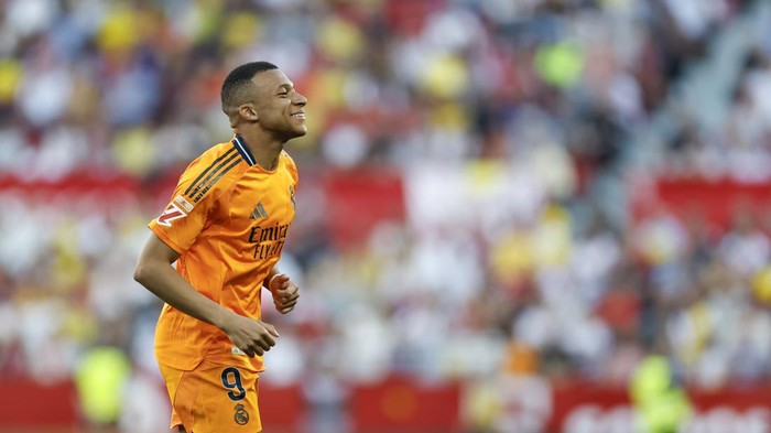 2215769095 SEVILLE, SPAIN - MAY 18: Kylian Mbappé, player of Real Madrid, controls the ball during the La Liga match between Sevilla FC and Real Madrid CF at Estadio Ramon Sanchez Pizjuan on May 18, 2025 in Seville, Spain. (Photo by Antonio Villalba/Real Madrid via Getty Images)