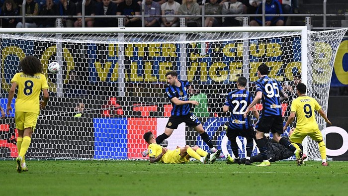 MILAN, ITALY - MAY 18: Pedro of Lazio scores goal during the Serie A match between FC Internazionale and SS Lazio at Stadio Giuseppe Meazza on May 18, 2025 in Milan, Italy. (Photo by Image Photo Agency/Getty Images)