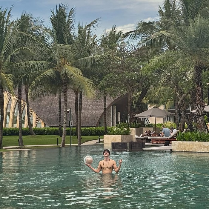 Aktor sekaligus penyanyi Korea Selatan, Ahn Hyo-seop, tengah menikmati piknik di Bali, Minggu (18/5/2025). (Instagram @imhyoseop) Aktor sekaligus penyanyi Korea Selatan, Ahn Hyo-seop, tengah menikmati piknik di Bali, Minggu (18/5/2025). (Instagram @imhyoseop)