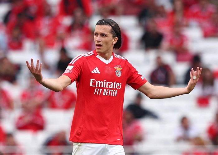 Soccer Football - Primeira Liga - Benfica v Sporting CP - Estadio da Luz, Lisbon, Portugal - May 10, 2025 Benficas Alvaro Fernandez Carreras reacts REUTERS/Pedro Nunes