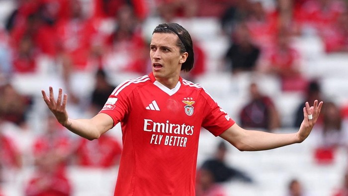 Alvaro Carreras Soccer Football - Primeira Liga - Benfica v Sporting CP - Estadio da Luz, Lisbon, Portugal - May 10, 2025 Benficas Alvaro Fernandez Carreras reacts REUTERS/Pedro Nunes