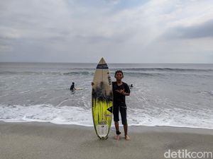 Aksi Anak-anak Senggigi, Penakluk Ombak dari Papan Selancar Aksi Anak-anak Senggigi, Penakluk Ombak dari Papan Selancar