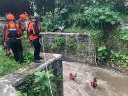 Pencarian Balita Hanyut di Blitar Terkendala Sampah hingga Arus Sungai