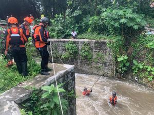 Pencarian Balita Hanyut di Blitar Terkendala Sampah hingga Arus Sungai Pencarian Balita Hanyut di Blitar Terkendala Sampah hingga Arus Sungai