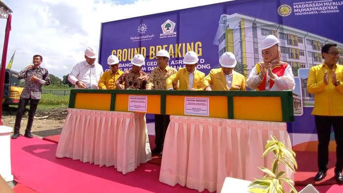 Bahlil Lahadalia, menghadiri program peletakan kerikil pertama (groundbreaking) pembangunan gedung asrama putra di Madrasah Muallimin Muhammadiyah, Sedayu, Yogyakarta