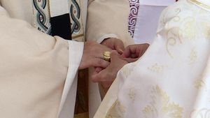 Cincin Nelayan Jadi Simbol Pelantikan Paus Leo XIV